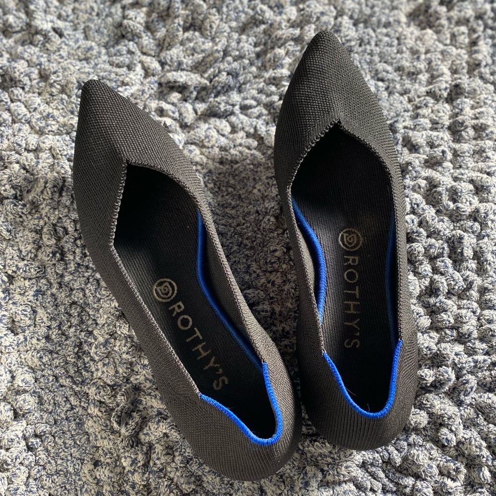 Rothy’s Classic Points! Black with blue trim in back.